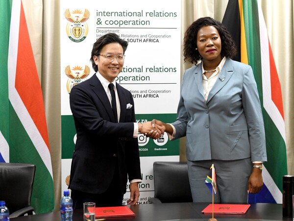 지난 9월 5일 남아프리카공화국 프리토리아 소재 남아공 외교부 청사에서 김일범 현대차 GPO 부사장(왼쪽), 안나 탄디 모라카(Anna Thandi Moraka) 남아공 외교부 차관이 2025년 G20 요하네스버그 정상회의 공식 차량 지원에 관한 업무협약을 체결한 직후 기념 촬영을 하고 있다. 사진=현대차 제공