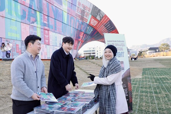 17일 서울도시건축비엔날레 폐막식에서 동국씨엠 직원들이 방문객에게 ‘휴머나이즈 월 럭스틸 마우스패드’를 나눠주는 모습. 사진=동국제강그룹