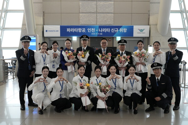 지난 17일 인천국제공항에서 진행된 파라타항공 인천-나리타 신규취항식에서  윤철민 대표이사(뒷줄 오른쪽에서 5번째)와 임직원들이 기념 촬영을 하고 있다. 사진=파라타항공