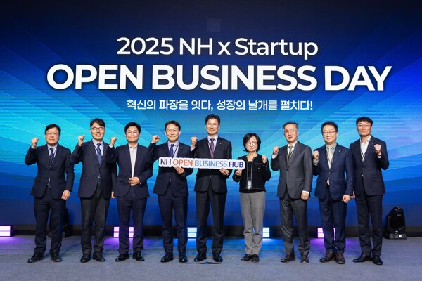 콘래드서울에서 개최된 NH오픈비즈니스데이에서 권대영 금융위 부위원장(좌측 네번째)과 강태영 농협은행장(좌측 다섯번째) 및 스타트업 대표와 행사 관계자들이 기념촬영을 하고 있다. 사진=NH농협은행 제공