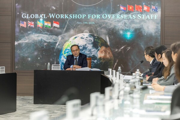 NH농협금융은 17일부터 21일까지 4박 5일간 성과가 우수한 계열사 해외점포 현지 직원들을 대상으로 '2025년 농협금융 해외점포 우수직원 글로벌 워크숍'을 개최한다. 이찬우 회장이 워크숍을 주재하고 있다. 사진=NH농협금융지주 제공