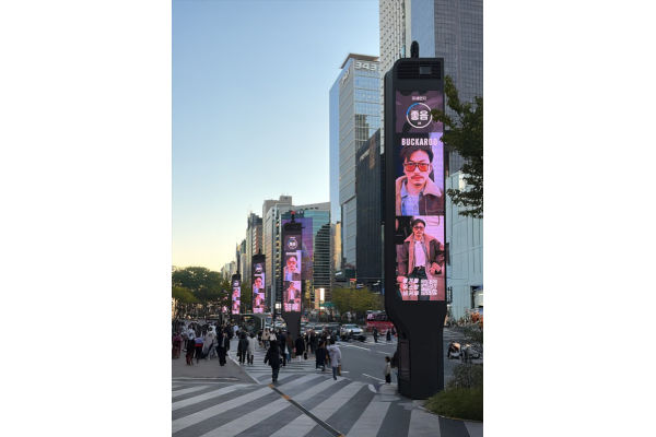 데님 브랜드 버커루(BUCKAROO)가 25 겨울 시즌을 맞아 ‘무스탕’ 컬렉션을 선보이며 옥외광고 캠페인을 확대한다. 사진=한세엠케이 제공