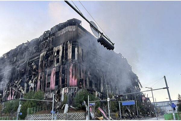 화재로 건물 붕괴된 천안 이랜드패션 물류센터. 사진=연합뉴스