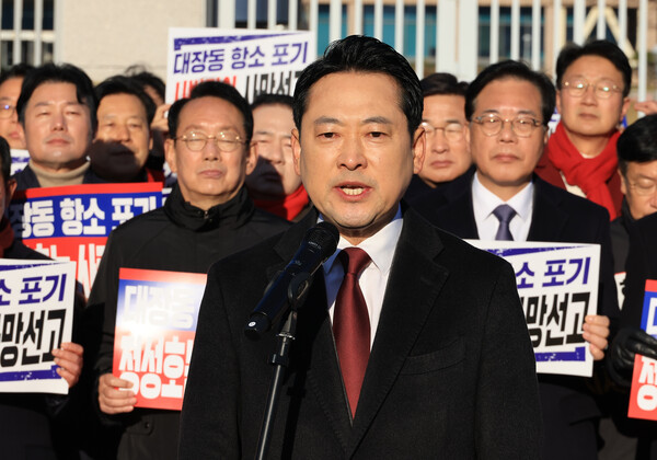 장동혁 국민의힘 대표가 18일 정부 과천청사 법무부 앞에서 열린 대장동 항소포기 외압 정성호 법무부 장관 사퇴 촉구 기자회견에서 발언 중이다. 사진=연합뉴스