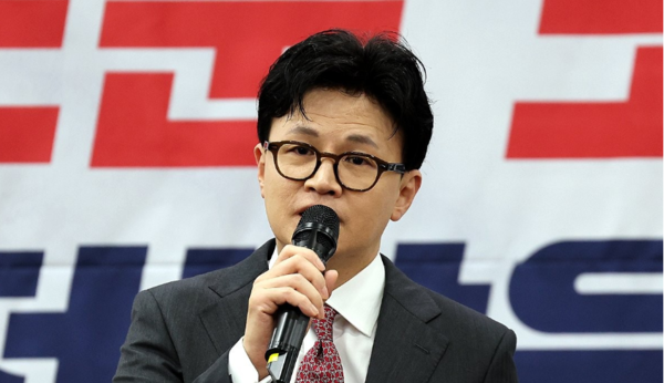 한동훈 전 국민의힘 대표가 18일 오전 페이스북에 “오늘 아침 방송에서 박범계 전 법무부 장관이 제 토론 제의에 응하겠다고 했다고 들었다”며 “역시 박범계 전 장관은 다른 세 분(정성호, 추미애, 조국)과 다르시다”고 평가했다. 사진=연합뉴스