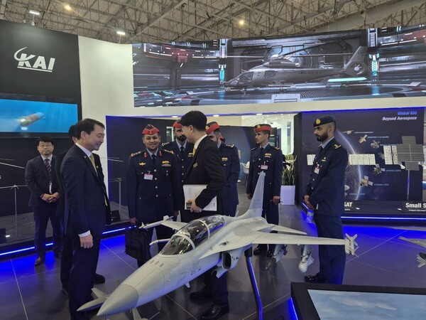 UAE 공군 공동개발위원장 KAI 부스 방문했다. 사진=KAI