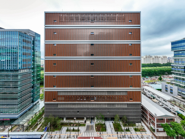 가산 AI 데이터센터 전면 및 후면(태양광 패널) 사진. 사진=DL건설