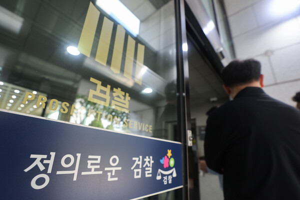 검찰 내부 분위기는 더욱 격앙되는 모습으로  검찰 내 최고참 간부인 송강 광주고검장과 박재억 수원지검장이 잇따라 사의 의사를 밝혔다. 사진=연합뉴스 