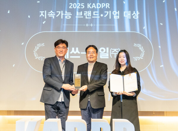 대한민국 지속가능브랜드 대상 기념사진을 촬영하고 있는 이영호 에쓰오일 영업전략부문장(가운데). 사진=에쓰오일