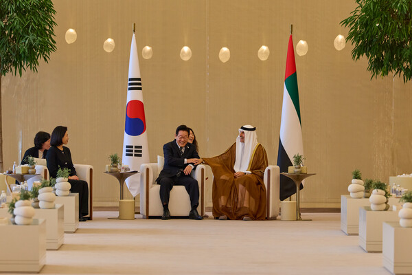 아랍에미리트(UAE)를 국빈 방문한 이재명 대통령이 17일(현지시간) 아부다비 왕실공항에 도착 후 칼둔 칼리파 알 무바락 퍼스트 아부다비 뱅크(FAB) 비상임 이사겸 이사회 운영위원회 의장과 환담 중이다. 사진=연합뉴스 