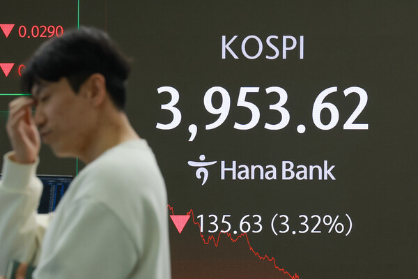 18일 서울 중구 하나은행 본점 딜링룸에서 딜러가 업무를 보고 있다. 사진=연합뉴스