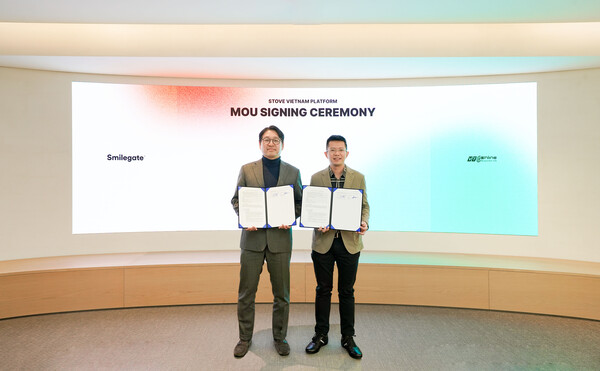 백영훈 스마일게이트 홀딩스 메가포트 부문 대표(좌)와 레 비엣 호아 VTCO CEO(우)가 18일 서울시 강남구 오렌지플래닛에서 업무협약을 체결한 후 기념촬영을 하고 있다. 사진=스마일게이트