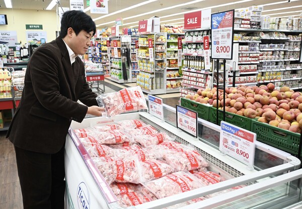 GS더프레시 MD가 덴마크산 냉동 돈육 상품을 살펴보고 있다. 사진=GS리테일 제공