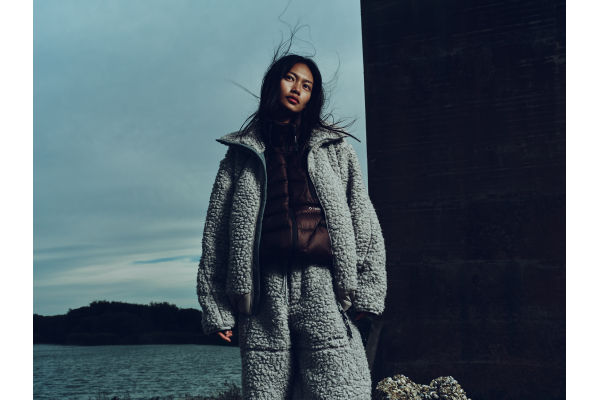 헬리녹스 웨어 울 플리스 자켓 캠페인 컷. 사진=코오롱FnC 제공