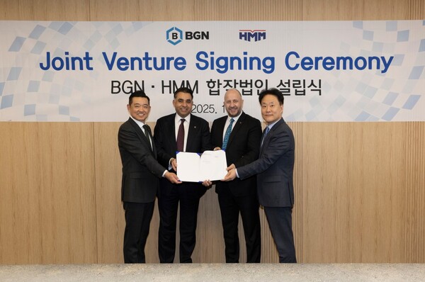 HMM 여의도 사옥에서 개최된 합작법인 설립식에 정준 HMM 벌크사업본부장(우측 첫번째)과 오잔 투르굿(Ozan Turgut) BGN 대표(우측 두번째)가 기념촬영을 하고 있다. 사진=HMM