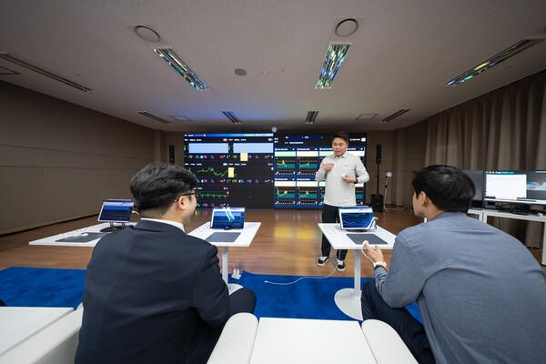 참관객들이 AF Summit 2025에서 열린 대웅제약 디지털 헬스존에서 병상 모니터링 시스템 씽크에 대한 설명을 듣고 있다.(사진=대웅제약)