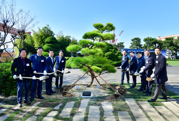 정기선 HD현대 회장이 19일 울산 HD현대중공업 영빈관에서  5000척 인도 기념 식수를 하고 있다. 사진=HD현대