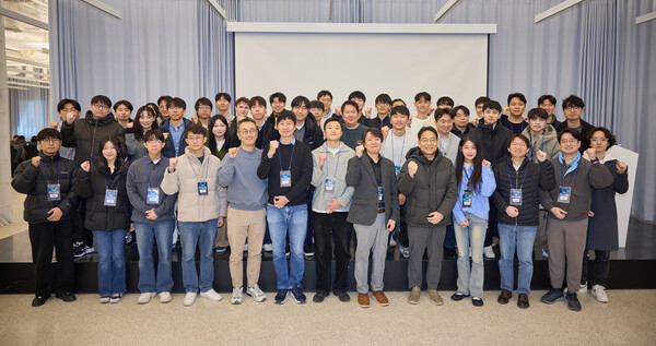 워크숍에 참석한 SK텔레콤 정예팀 관계자들의 단체사진. 사진=크래프톤