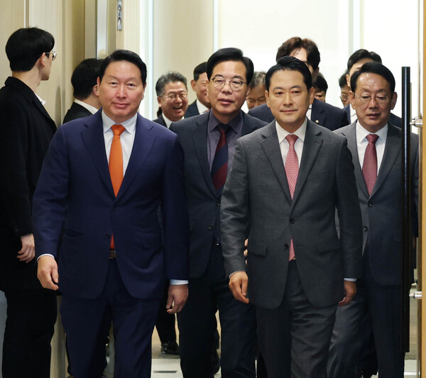 장동혁 국민의힘 대표(앞줄 오른쪽)가 19일 최태원 대한상공회의소 회장(SK그룹 회장)과 주요 기업인들을 만나 “성장 중심의 규제 혁파”를 최우선 국정 방향으로 제시했다. 사진=대한상의 제공