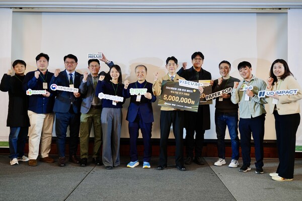 17일 서울시 강남구 그랜드인터컨티넨탈 서울 파르나스에서 'DB손해보험 교통환경챌린지 7기' 참가자들 및 관계자들이 행사를 실시하고 기념촬영을 하고있다. 사진=DB손해보험