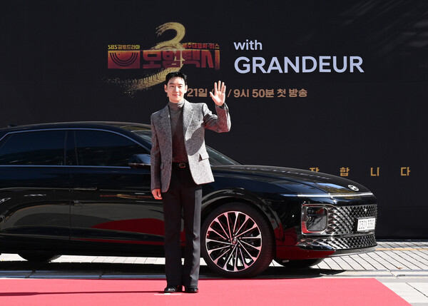 18일 SBS 목동 사옥에서 열린 모범택시3 제작발표회에 그랜저를 타고 등장한 배우 이제훈. 사진=현대차 제공