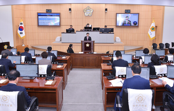 정기명 여수시장은 지난 18일 제252회 시의회 본회의장에서 2026년도 예산안 제출에 따른 시정연설을 통해 내년도 시정 운영 방향을 밝혔다. (사진제공=여수시)