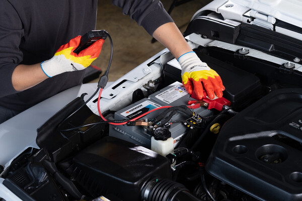 '한국(Hankook)배터리' 흡수성 유리 매트(AGM) 제품의 상태를 점검하는 모습. 사진=한국앤컴퍼니그룹