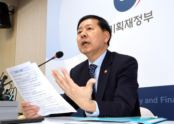 구윤철 부총리 겸 기획재정부 장관이 19일 정부세종청사 기재부 기자실에서 출입기자단 간담회를 갖고 "내년 한국 경제를 잠재성장률 이상인 1% 후반대로 끌어올려야 한다"면서 올해흘 성장률 반등의 원년으로 만들겠다고 강조했다. 사진=연합뉴스  