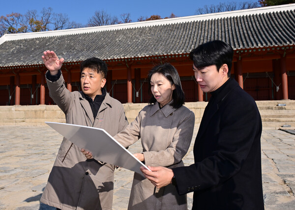 최호정 서울시의회 의장(가운데)이 19일 유네스코 세계유산 종묘와 세운상가 일대를 직접 방문해 논란이 확산 중인 세운4구역 재개발 문제 관련 햔장 점검에 나섰다. 사진=서울시의회