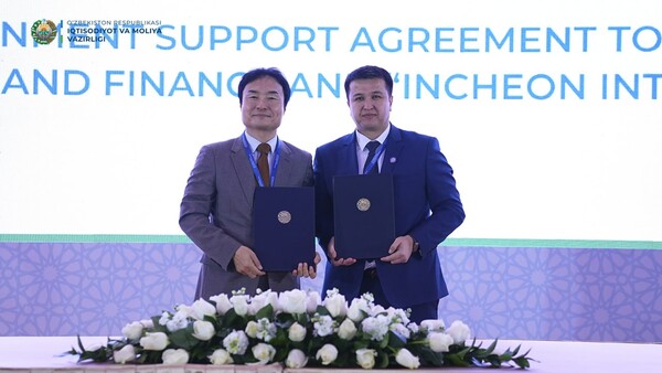 (왼쪽부터) 18일 우즈베키스탄 타슈켄트에서 진행된 ‘우르겐치공항 사업 정부지원협약(GSA) 체결식’에서 이상용 인천국제공항공사 신사업본부장과 일흠존 움르자코프 우즈베키스탄 재무부 차관이 기념 촬영을 하는 모습. 사진=인천국제공항공사 제공