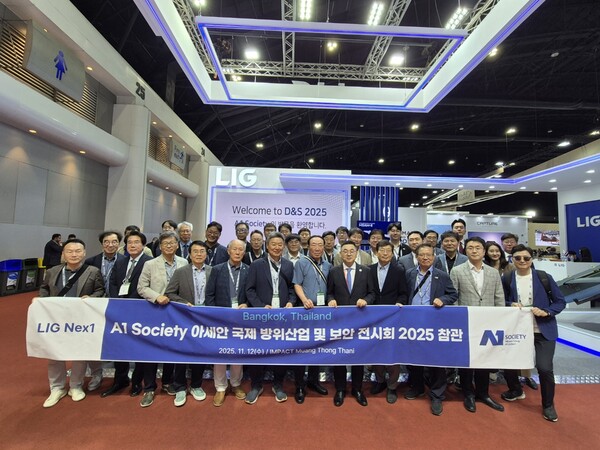 태국 방콕에서 열린 국제 방산전시회 ‘Defense & Security(D&S 2025)에서 LIG넥스원, 협력회사 대표단 등이 단체기념 촬영을 하고 있다. 사진=LIG넥스원