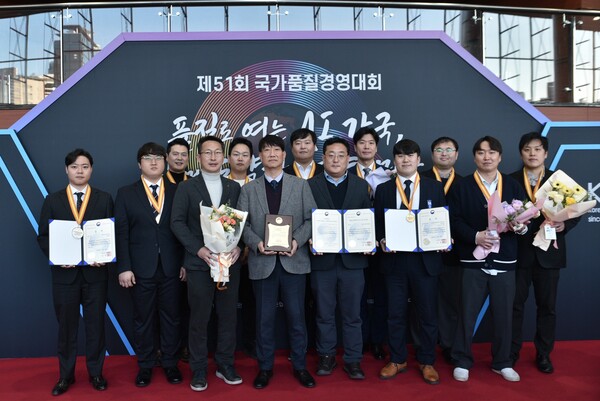 콜마비앤에이치 임직원들이 기념촬영을 진행하고 있다. 사진=콜마비앤에이치 제공