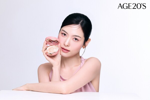 AGE20S 베일 누디 에센스 팩트 글로우 모델컷. 사진=애경산업 제공
