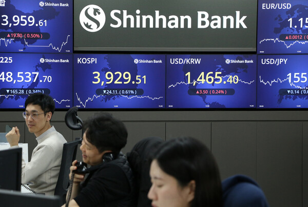 지난 19일 원/달러 환율이 1460원 중반까지 오른 모습. 신한은행 딜링룸에 코스피 지수와 환율이 표시돼 있다.사진=신한은행