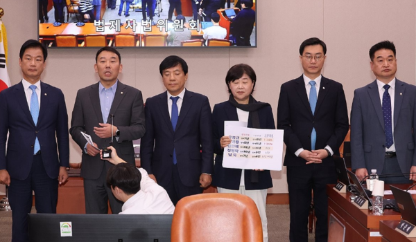 국회 법제사법위원회 김용민 의원 등 더불어민주당 소속 위원과 무소속 최혁진 위원이 지난 11일 서울 여의도 국회에서 전체회의 정회 뒤 대장동 사건 항소 포기 관련 국민의힘 측 주장을 반박하는 입장을 밝히고 있다. 사진=연합뉴스 