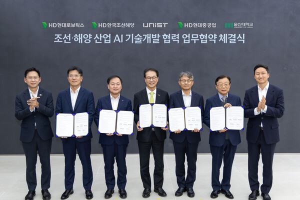 20일 판교 글로벌R&D센터에서 (오른쪽 부터)정기선 HD현대 회장, 오연천 울산대학교 총장, 금석호 HD현대중공업 사장, 박종래 UNIST 총장, 김형관 HD한국조선해양 사장, 정영근 HD현대로보틱스 로봇사업부문장, 배경훈 부총리 겸 과학기술정보통신부 장관이 기념촬영 하는 모습. 사진=HD현대