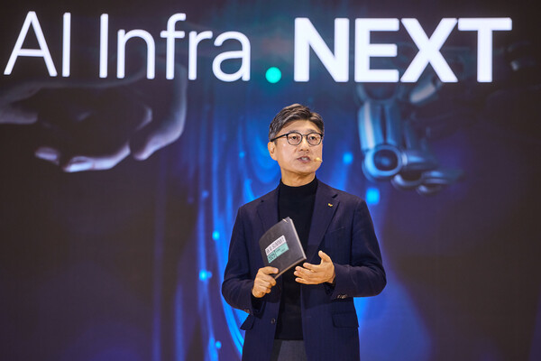 정재헌 SKT CEO가 'SK AI Summit 2025'에서 발표하고 있는 모습. 사진=SKT