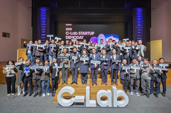 삼성전자가 20일 서울 서초구 삼성전자 서울R&D캠퍼스에서 개최한 '2025 C랩 스타트업 데모데이'에서 7기 및 졸업사 스타트업 대표 등 참석자들이 기념촬영을 하고 있다. 사진=삼성전자 제공