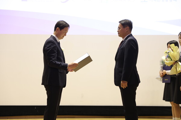 은행연합회는 20일 금융감독원 주최로 개최된 제20회 금융공모전 시상식에서 금융교육 우수프로그램 부문 최우수상(금융감독원장상)을 수상했다. 제20회 금융공모전에서 이찬진 금융감독원장이 박진우 은행연합회 본부장에게 최우수상(금융감독원장상)을 전달하는 모습(왼쪽부터) 이찬진 금융감독원장, 박진우 은행연합회 본부장. 사진=은행연합회 제공