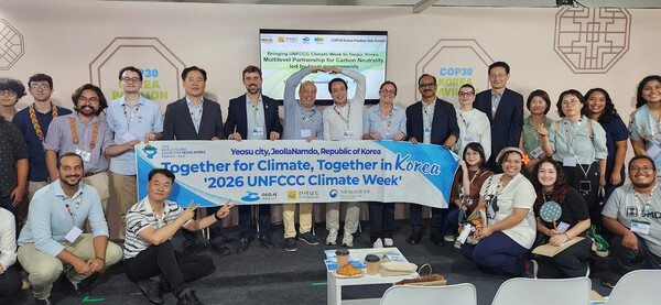지난 18일 COP30 한국홍보관에서 열린 정책발표회 참석자 단체 사진 (사진제공=여수시)