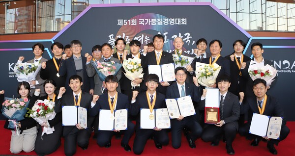 지난 19일 서울 코엑스에서 열린 '국가품질경영대회'에서 수상자들이 단체 기념 사진을 찍는 모습. 사진=한국서부발전