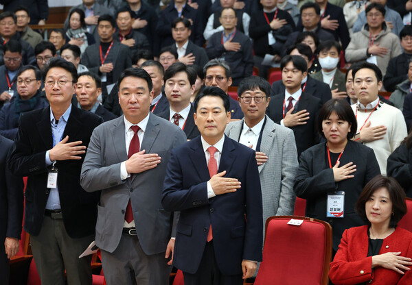 장동혁 국민의힘 대표(맨 앞줄 가운데)가 지난 20일 서울 강남구 SETEC컨벤션센터에서 열린 2025 전국 당협 사무국장 직무연수 및 성과공유회에 참석했다.  사진=연합뉴스 