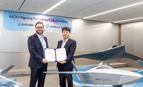 임진규 대한항공 항공우주사업본부장 전무(오른쪽)와 브라이언 쉼프 안두릴 공동창업자 겸 최고경영자가 기념 촬영하고 있는 모습. 사진=대한항공