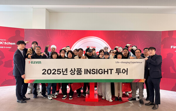 세븐일레븐이 2025년 소통&교류 프로그램으로 진행하는 '상품 인사이트 투어' 프로그램이 인기 라면 상품 '도쿠시마 라면'을 제조하는 하림 익산 공장에서 진행됐다. 사진=세븐일레븐 제공