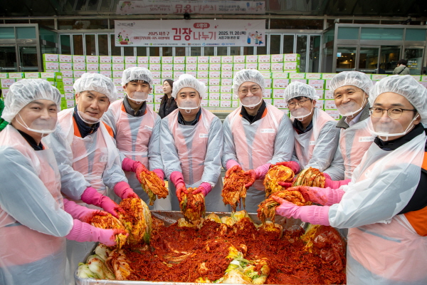 호반그룹 임직원들과 자원봉사자들이 지역 이웃들에게 전달할 김장 김치를 담그고 있다. (왼쪽 두 번째 문갑 호반건설 경영부문대표) 사진=호반그룹