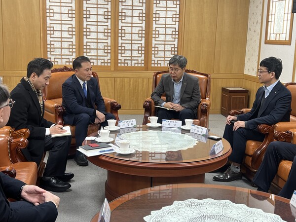 이종화 수협중앙회 수산경제연구원장(왼쪽 세 번째)이 20일 농협중앙회에서 열린 농어촌분야 연구협력을 위한 기관·단체 정보교류 간담회에서 이욱 농협중앙회 미래전략연구소장(오른쪽 두 번째)과 협력 방안을 논의하고 있다. 사진=수협중앙회 제공