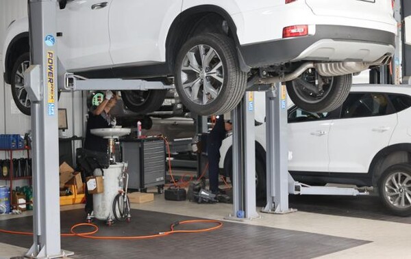 경기 용인시 블루핸즈 동탄현대서비스에서 정비사들이 차량을 점검하고 있다. 사진=연합뉴스