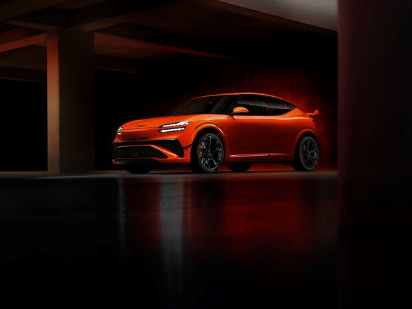 현대차 프리미엄 브랜드 제네시스도 같은 날 프랑스 남부 르 카스텔레 폴 리카르 서킷에서 열린 '마그마 월드 프리미어' 행사를 개최하고 브랜드 최초의 고성능 모델 'GV60 마그마(GV60 Magma)'를 공개해 이목을 끌었다. 사진=현대차·기아 제공