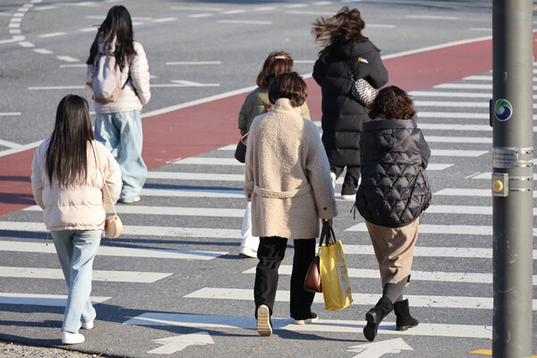 기상청에 따르면 토요일인 오늘(22일)은 대체로 맑은 가운데 늦가을 특유의 차가운 공기가 전국을 감싸며, 쌀쌀한 날씨가 이어질 전망이다. 사진=연합뉴스 