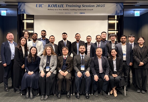 지난 17일부터 21일까지 5일간 서울에서 열린 ‘국제철도연맹(UIC, International Union of Railways) 아시아‧태평양 지역 회원국 초청연수’에서 각국 연수자들이 단체 기념 사진을 찍는 모습. 사진=한국철도공사 제공